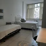 Apt Copacabana quadra da praia 804